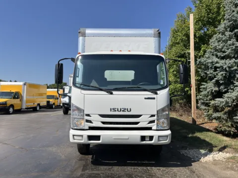 More photos of 2020 Isuzu NPR 16ft Box Truck with Lift Gate at Signature Truck Center, IL