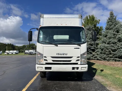 More photos of 2020 Isuzu NPR 16ft Box Truck with Lift Gate at Signature Truck Center, IL