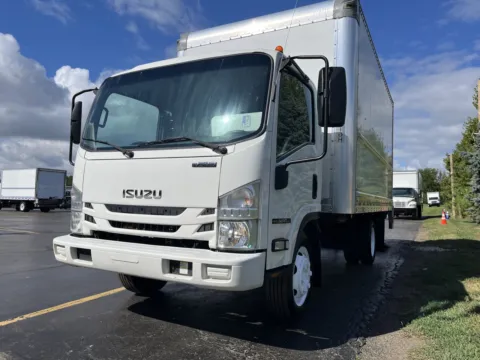 More photos of 2020 Isuzu NPR 16ft Box Truck with Lift Gate at Signature Truck Center, IL