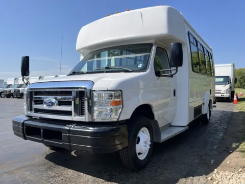 More photos of 2017 Ford E-450 13 Passenger Shuttle Bus at Signature Truck Center, IL