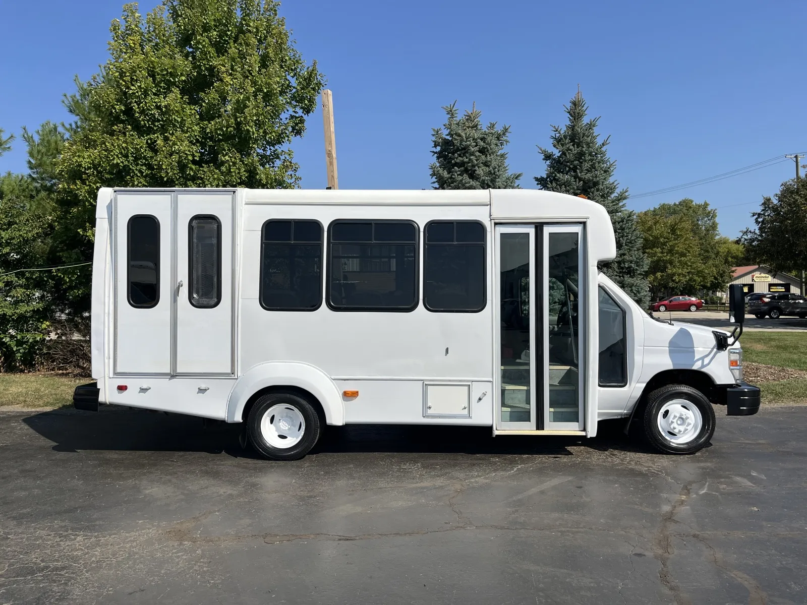 2017 Ford E-450 13 Passenger Shuttle Bus
