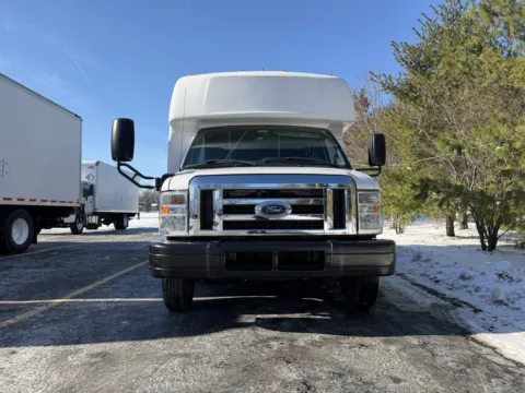 More photos of 2017 Ford E-450 13 Passenger Shuttle Bus at Signature Truck Center, IL