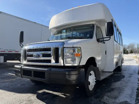 More photos of 2017 Ford E-450 13 Passenger Shuttle Bus at Signature Truck Center, IL