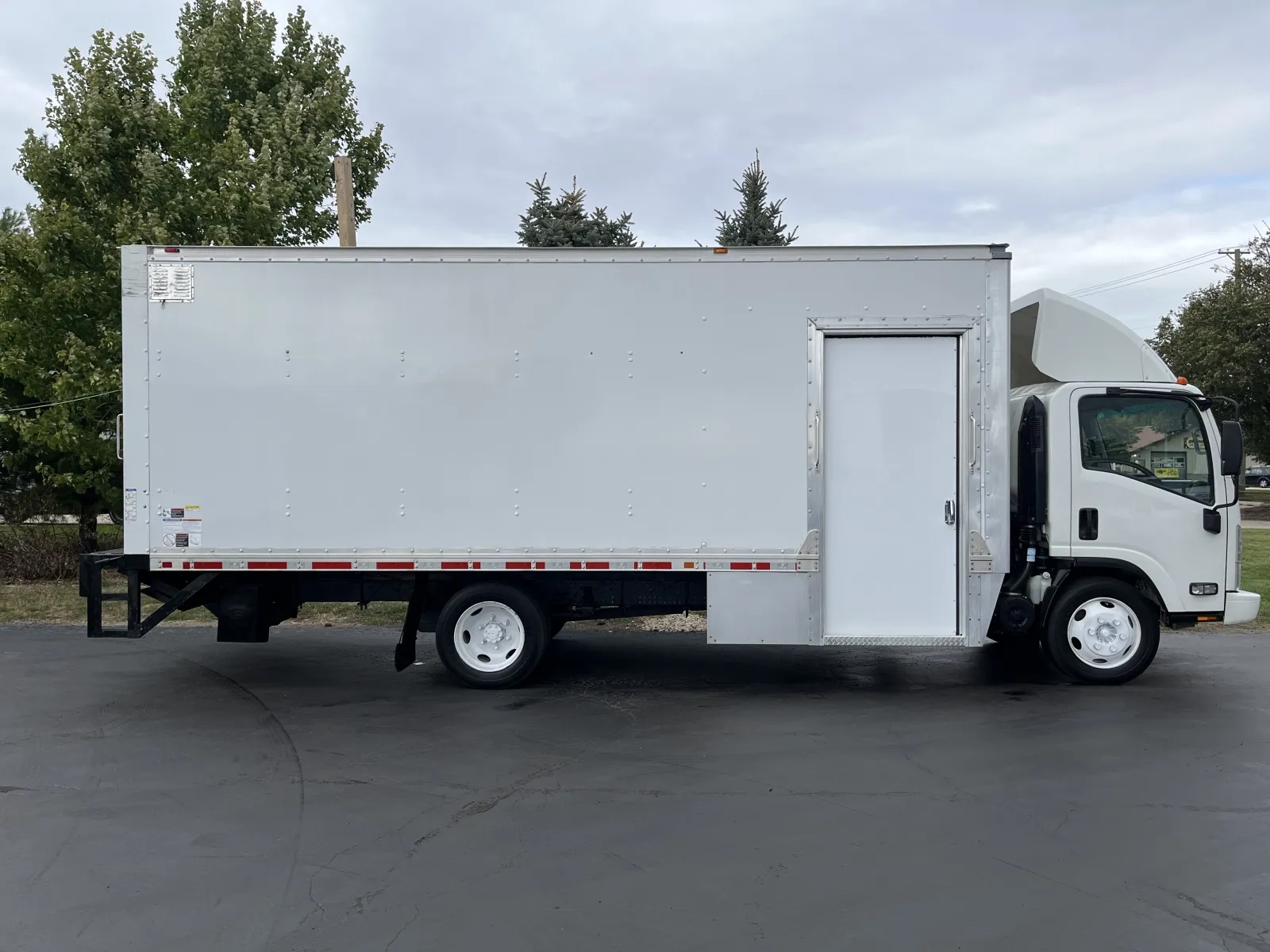 White 2018 Isuzu NQR 20ft Box Truck with Side Door for sale in Crystal Lake, IL