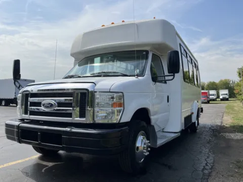 More photos of 2015 Ford E-450 14 Passenger Shuttle Bus at Signature Truck Center, IL