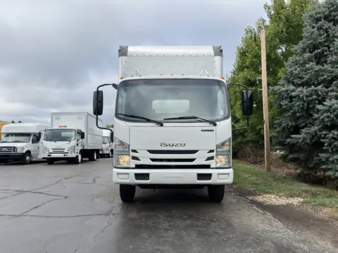 More photos of 2020 Isuzu NPR 16ft Box Truck with Liftgate at Signature Truck Center, IL