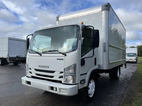 More photos of 2020 Isuzu NPR 16ft Box Truck with Lift Gate at Signature Truck Center, IL