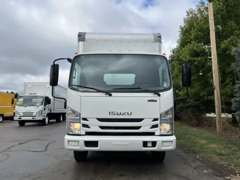 More photos of 2019 Isuzu NPR 16ft Box Truck with Lift Gate at Signature Truck Center, IL