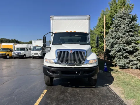 More photos of 2020 International MV607 26ft Box Truck with Lift Gate at Signature Truck Center, IL