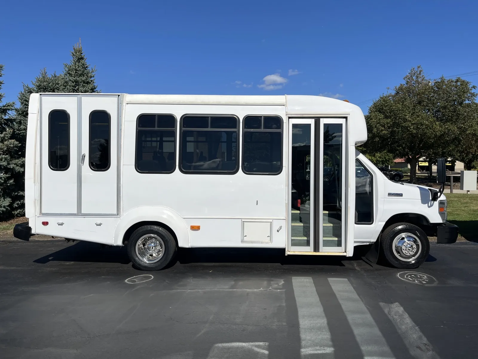 White 2016 Ford E-450 13 Passenger Shuttle Bus for sale in Crystal Lake, IL