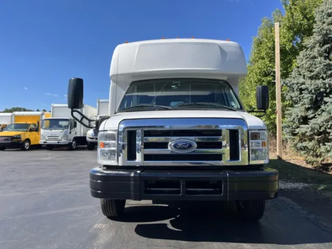 More photos of 2016 Ford E-450 13 Passenger Shuttle Bus at Signature Truck Center, IL