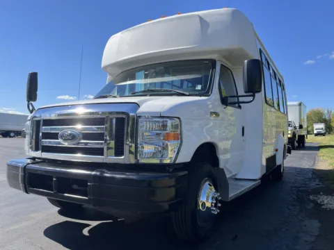 More photos of 2016 Ford E-450 13 Passenger Shuttle Bus at Signature Truck Center, IL