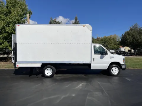 White 2014 Ford E-350 14ft Box Truck with Lift Gate for sale in Crystal Lake, IL