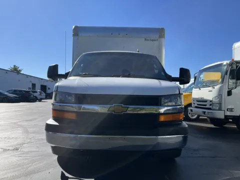 More photos of 2018 Chevrolet 3500 14ft Box Truck at Signature Truck Center, IL