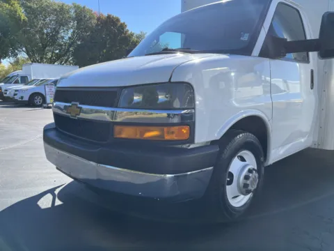 More photos of 2018 Chevrolet 3500 14ft Box Truck at Signature Truck Center, IL