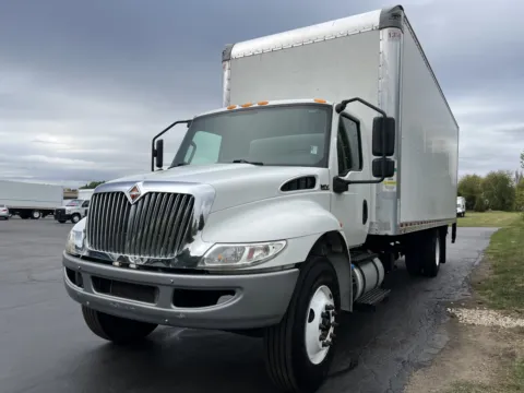 More photos of 2020 International MV607 26ft Box Truck with Lift Gate at Signature Truck Center, IL
