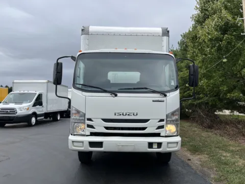 More photos of 2020 Isuzu NPR 16ft Box Truck with Lift Gate at Signature Truck Center, IL