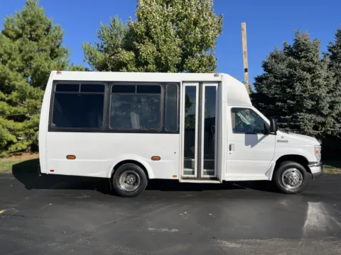 White 2008 Ford E-450 15 Passenger Shuttle Bus for sale in Crystal Lake, IL