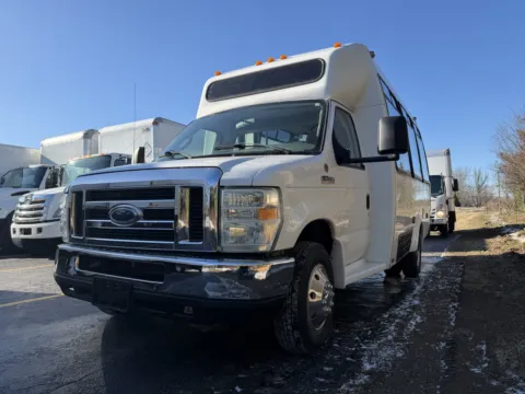 More photos of 2008 Ford E-450 15 Passenger Shuttle Bus at Signature Truck Center, IL