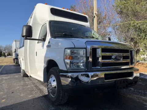 Another view of 2008 Ford E-450 15 Passenger Shuttle Bus for sale in Crystal Lake, IL at Signature Truck Center
