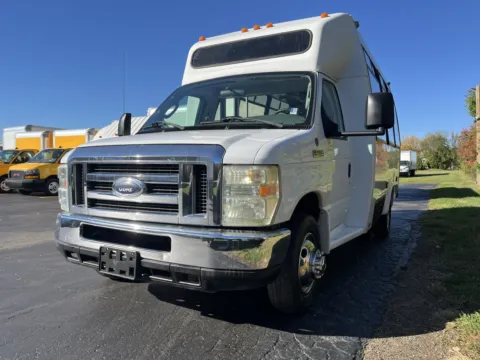 More photos of 2008 Ford E-450 15 Passenger Shuttle Bus at Signature Truck Center, IL