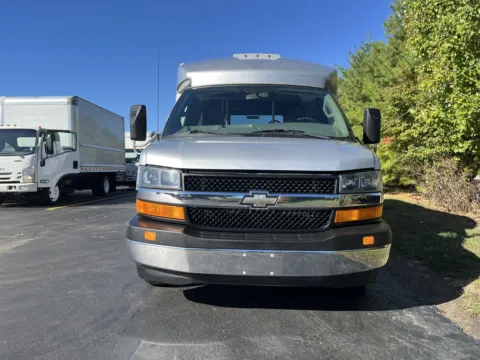 More photos of 2017 Chevrolet 3500 Shuttle Bus at Signature Truck Center, IL