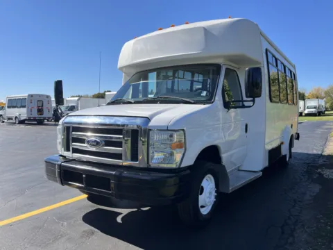 More photos of 2015 Ford E-450 15 Passenger Shuttle Bus at Signature Truck Center, IL