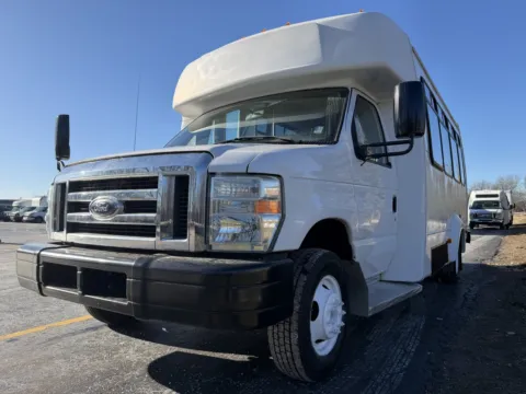 More photos of 2015 Ford E-450 15 Passenger Shuttle Bus at Signature Truck Center, IL