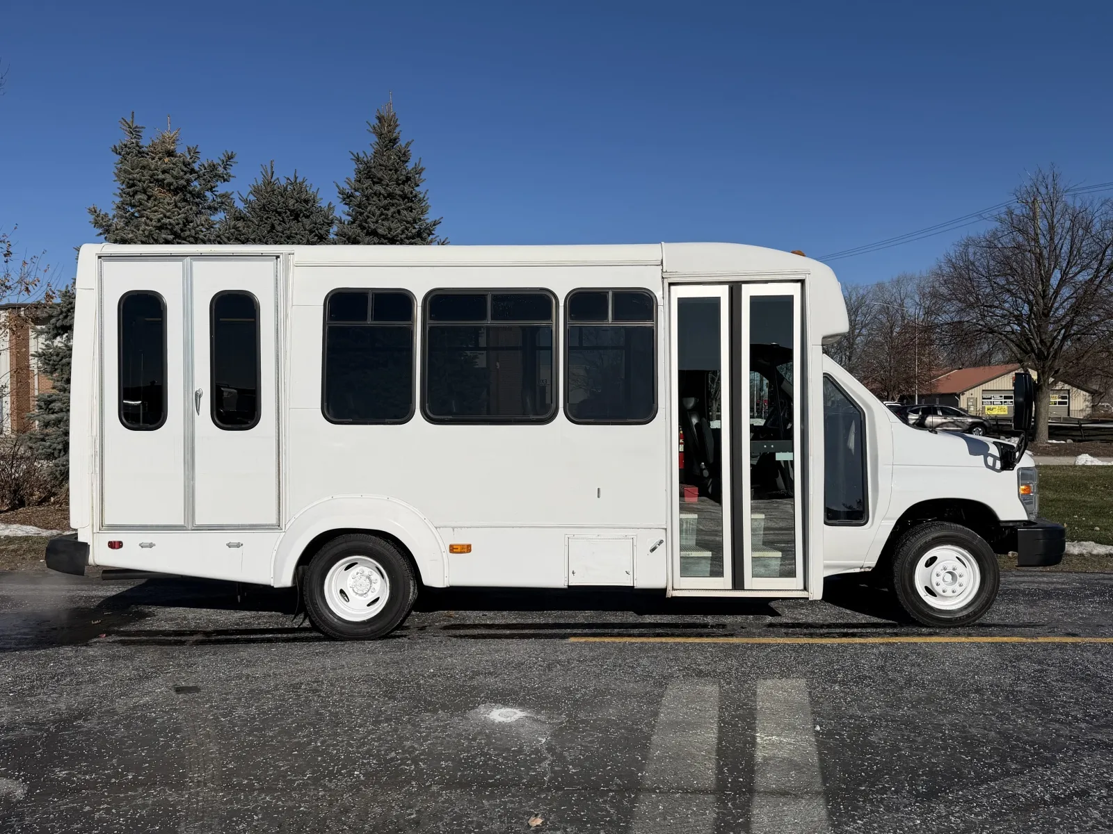 2015 Ford E-Series Cutaway Base's photo