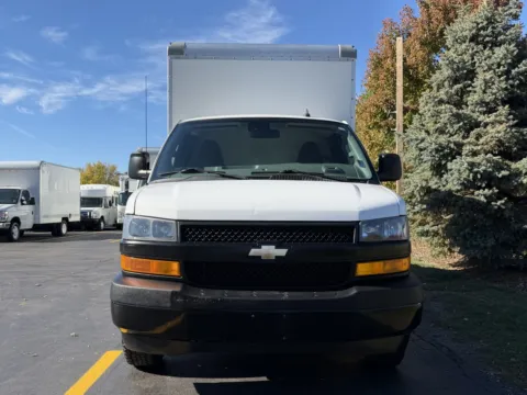 More photos of 2021 Chevrolet 3500 12ft Box Truck with Lift Gate at Signature Truck Center, IL