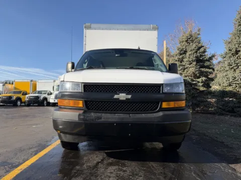 More photos of 2021 Chevrolet 3500 12ft Box Truck with Lift Gate at Signature Truck Center, IL