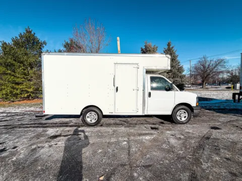 White 2019 Chevrolet 3500 12ft Box truck for sale in Crystal Lake, IL