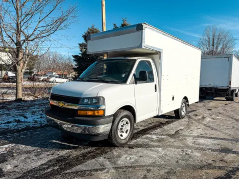 More photos of 2019 Chevrolet 3500 12ft Box truck at Signature Truck Center, IL