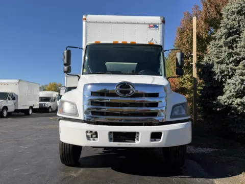 More photos of 2019 Hino 268 24ft Box Truck at Signature Truck Center, IL