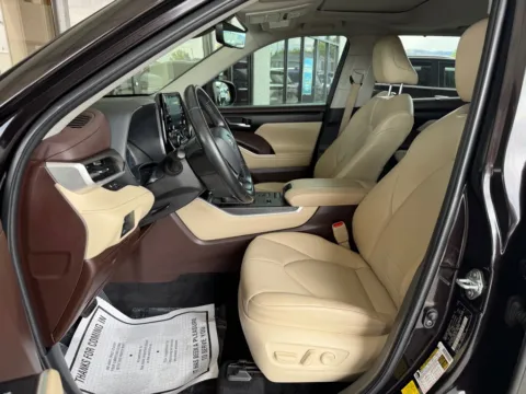 More photos of 2022 TOYOTA HIGHLANDER HYBRID XLE at 712 Auto Sales, NM
