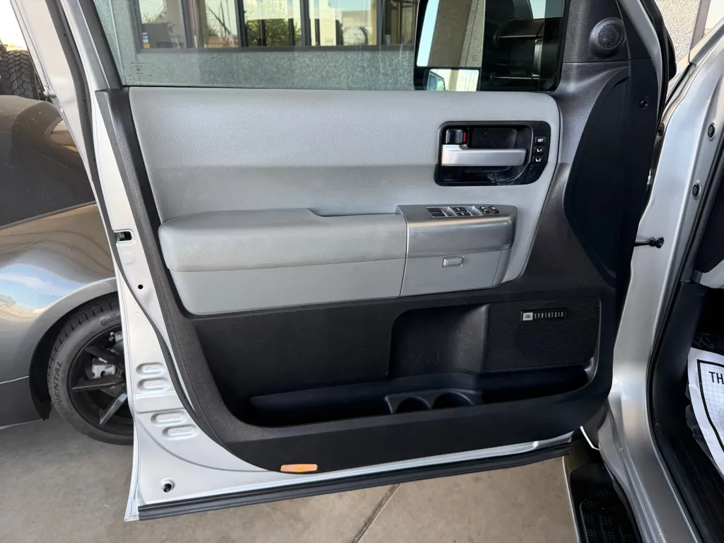 Toyota Sequoia photo 18