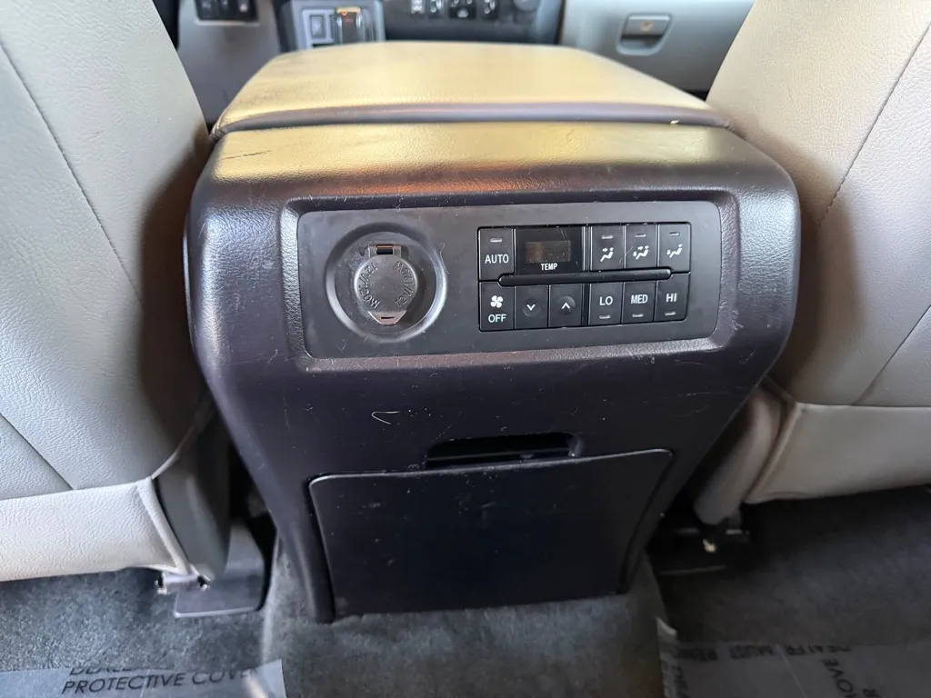 Toyota Sequoia photo 24