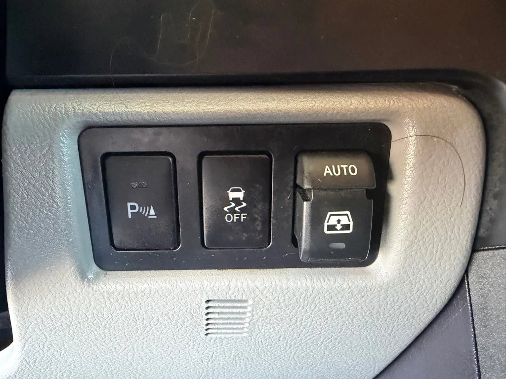 Toyota Sequoia photo 16