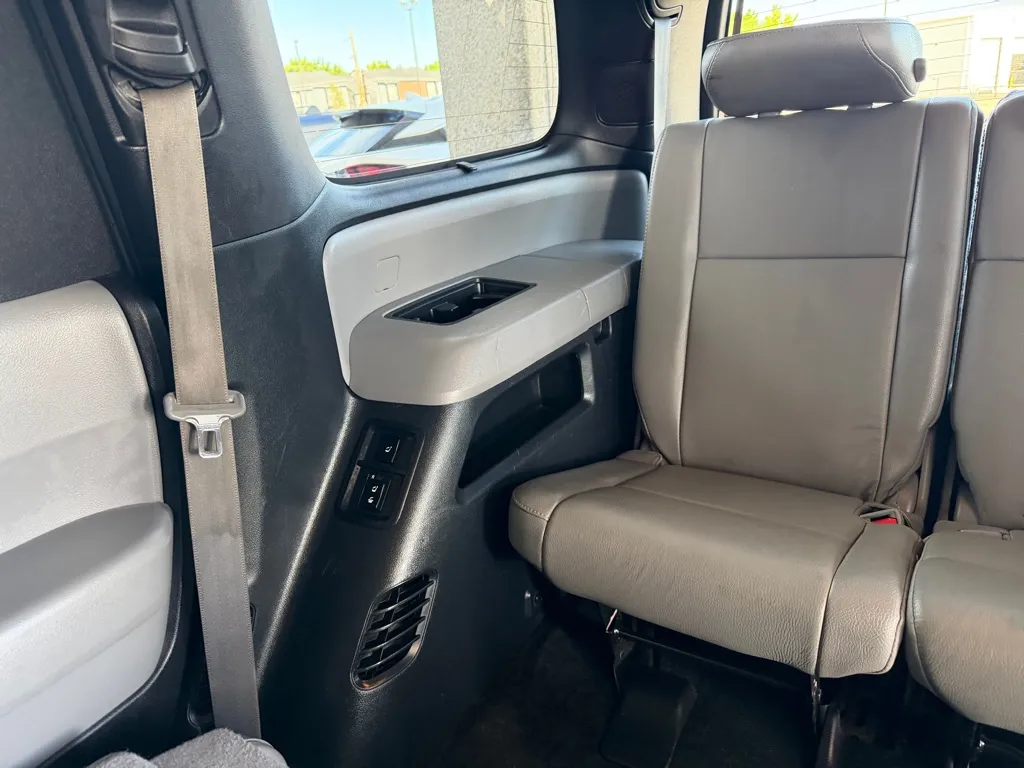 Toyota Sequoia photo 29