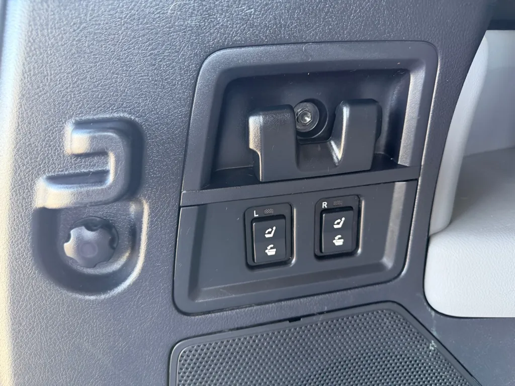 Toyota Sequoia photo 34