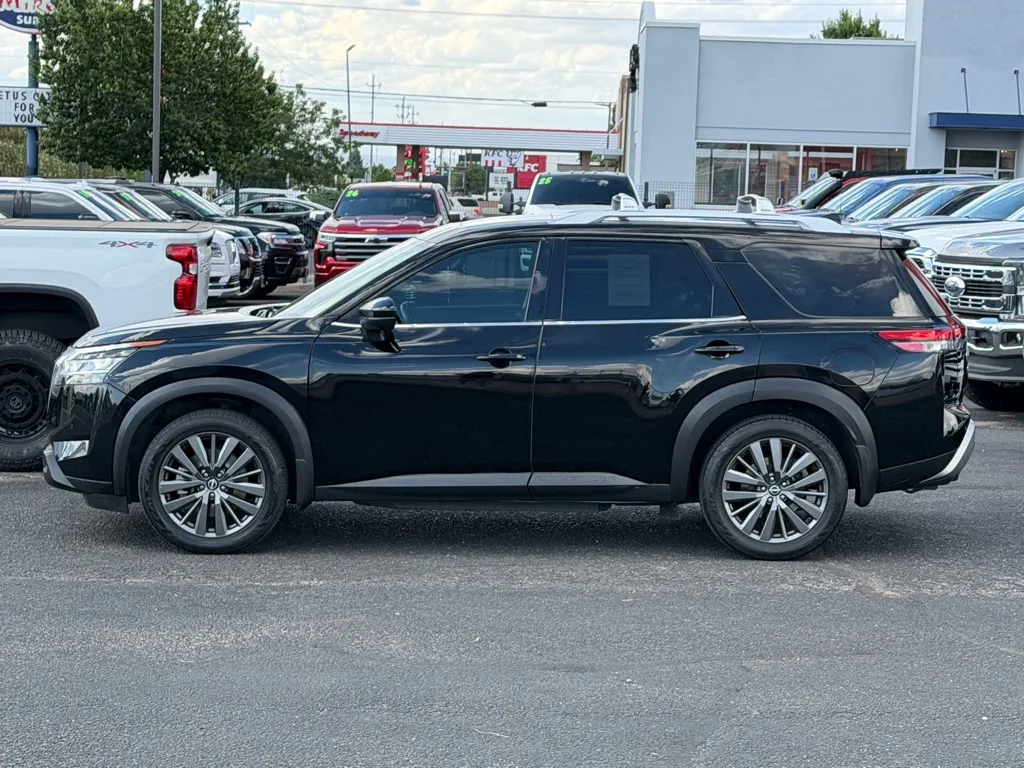 Nissan Pathfinder photo 2
