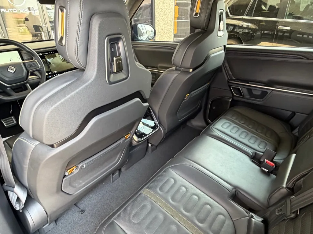 Rivian R1S photo 23