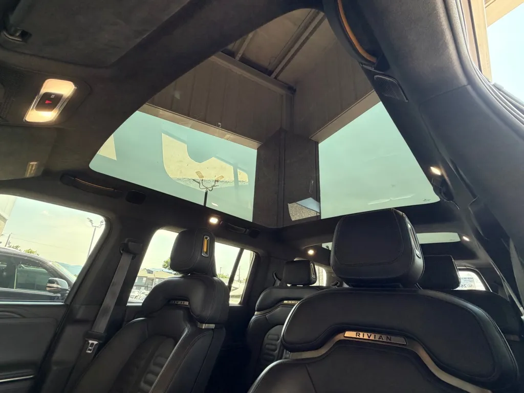Rivian R1S photo 18