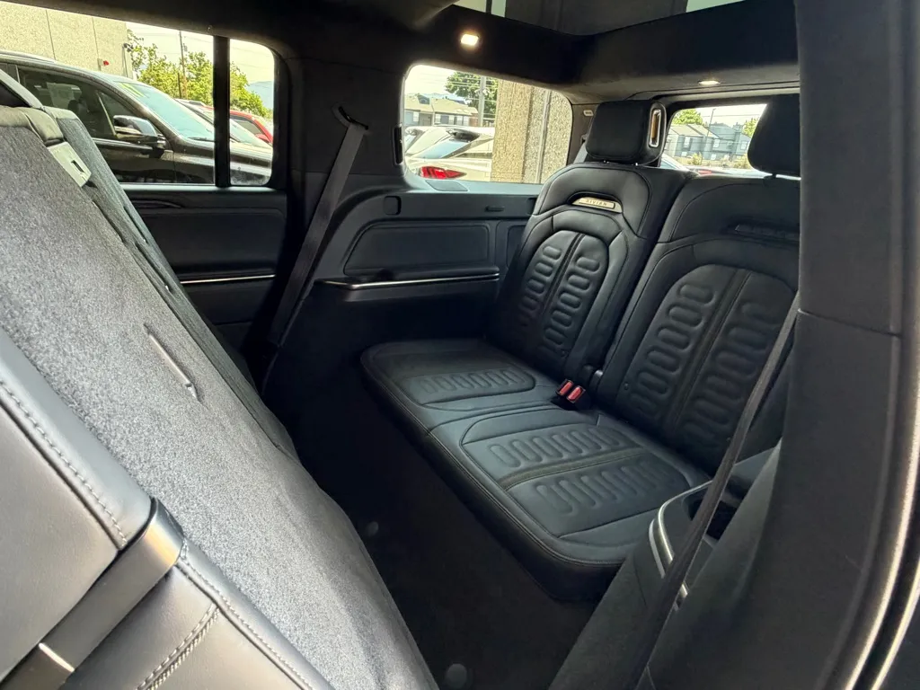 Rivian R1S photo 30