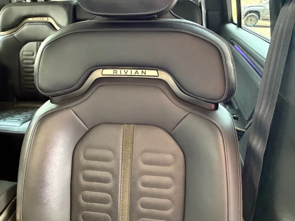 Rivian R1S photo 7