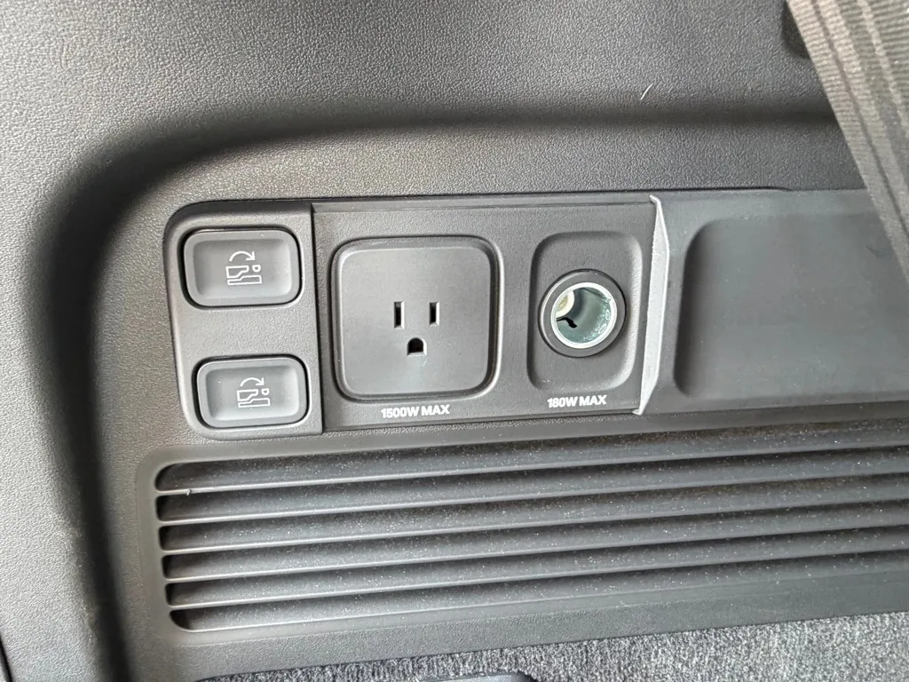 Rivian R1S photo 38