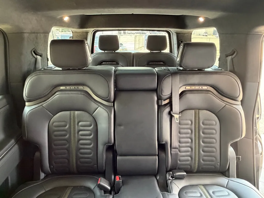 Rivian R1S photo 26