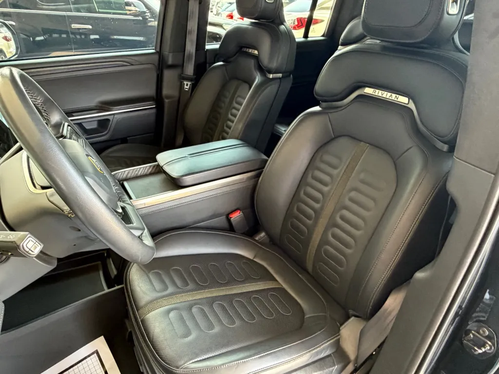 Rivian R1S photo 6
