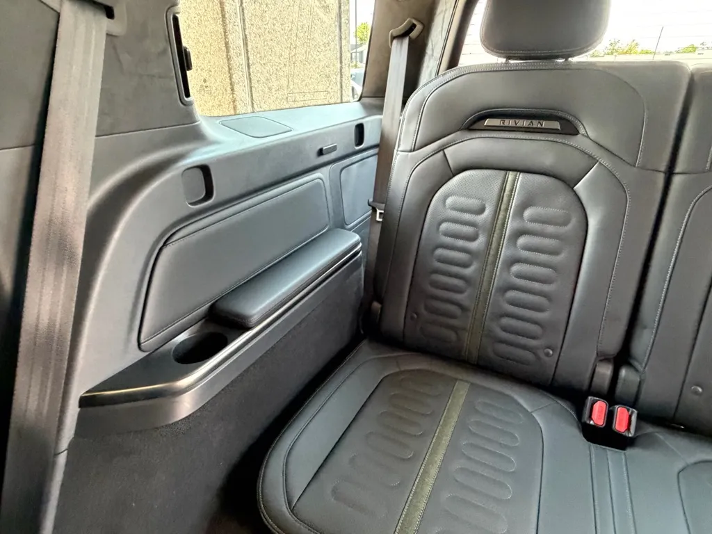 Rivian R1S photo 29