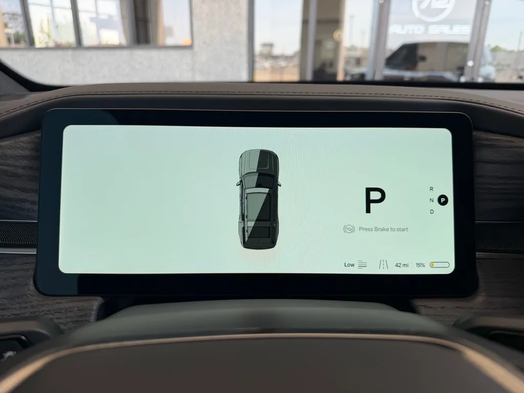 Rivian R1S photo 12